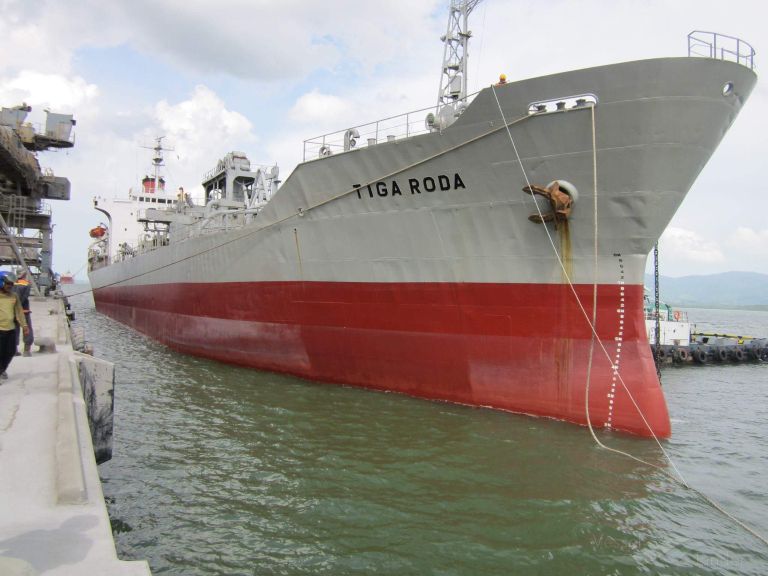 mv.tiga roda (Cement Carrier) - IMO 7810753, MMSI 525017048, Call Sign YGEU under the flag of Indonesia