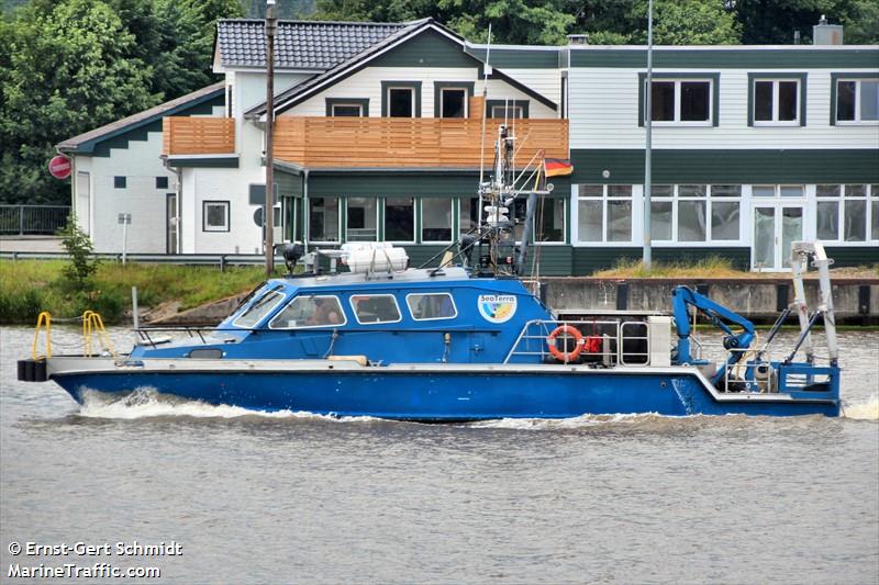 ms trio (Dredging or UW ops) - IMO , MMSI 211539270, Call Sign DIRB2 under the flag of Germany