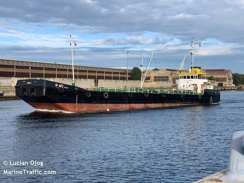 p 40 (Bunkering Tanker) - IMO 8742238, MMSI 247179200, Call Sign IFMP2 under the flag of Italy