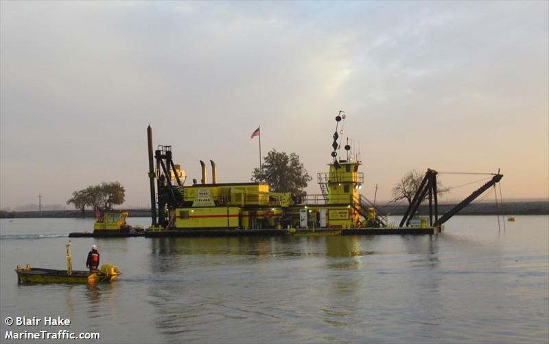 dredge no.8 (Dredging or UW ops) - IMO , MMSI 338123987 under the flag of USA