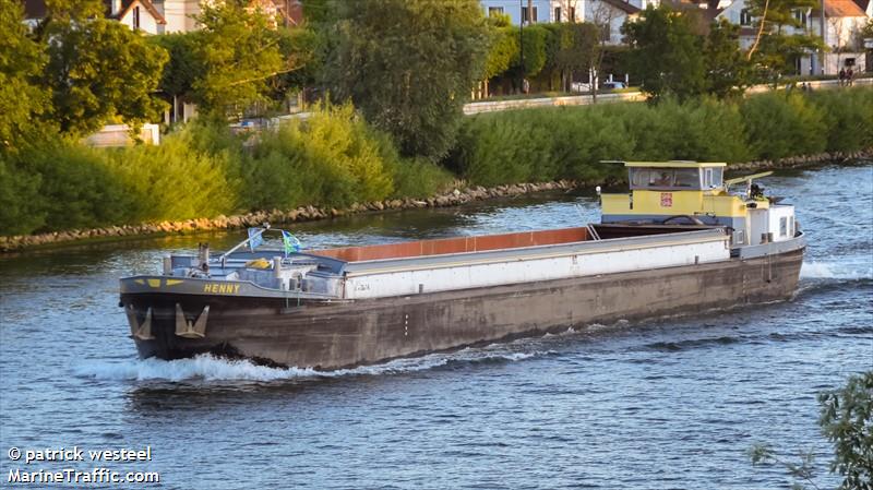 henny (Cargo ship) - IMO , MMSI 226008060, Call Sign FM5395 under the flag of France