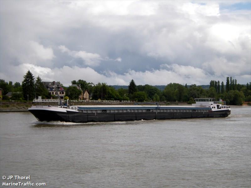 r0mantica (Cargo ship) - IMO , MMSI 226005380 under the flag of France