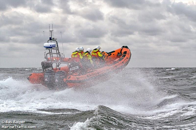 rnli lifeboat b-830 (SAR) - IMO , MMSI 235101863 under the flag of United Kingdom (UK)