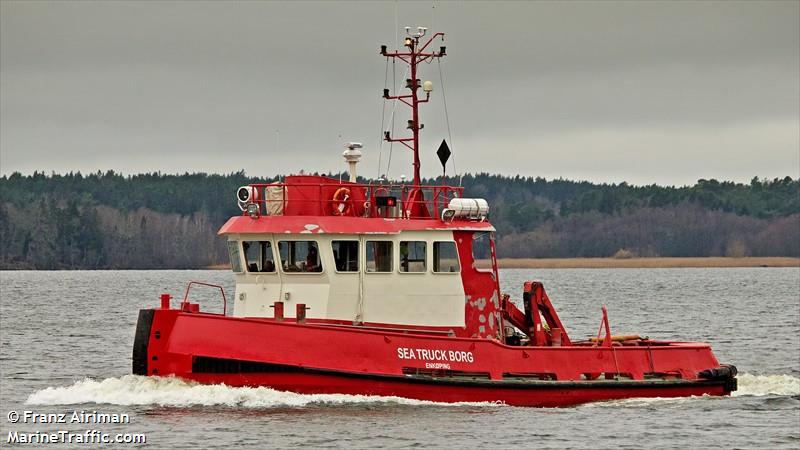 sea truck borg (Tug) - IMO 8433461, MMSI 265001740, Call Sign SFE4252 under the flag of Sweden