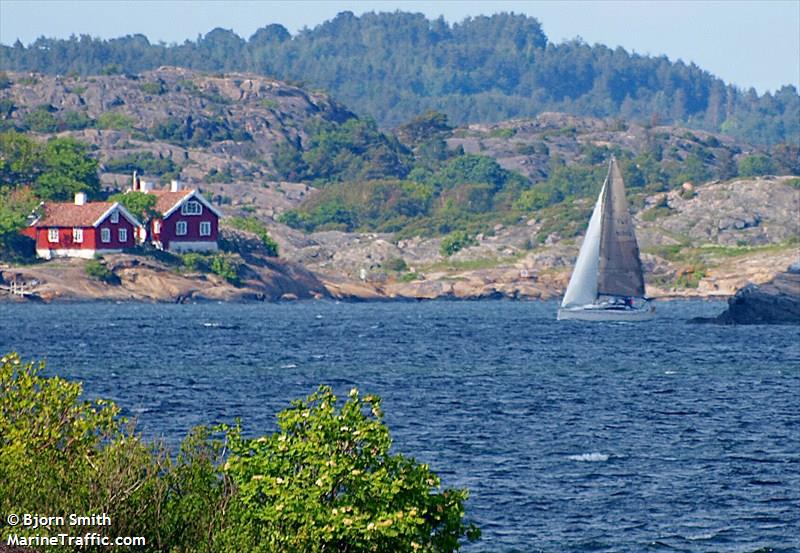 flying colours (Pleasure craft) - IMO , MMSI 265669130 under the flag of Sweden