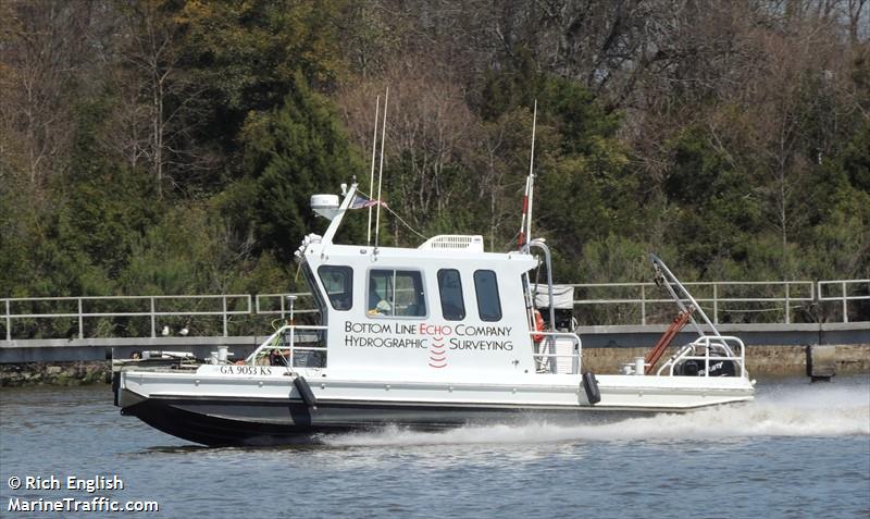 bottom line echo 6 (Dredging or UW ops) - IMO , MMSI 338053526 under the flag of USA