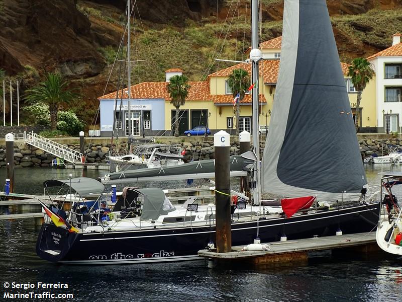 on the rocks (Pleasure craft) - IMO , MMSI 211756630, Call Sign DJ6859 under the flag of Germany