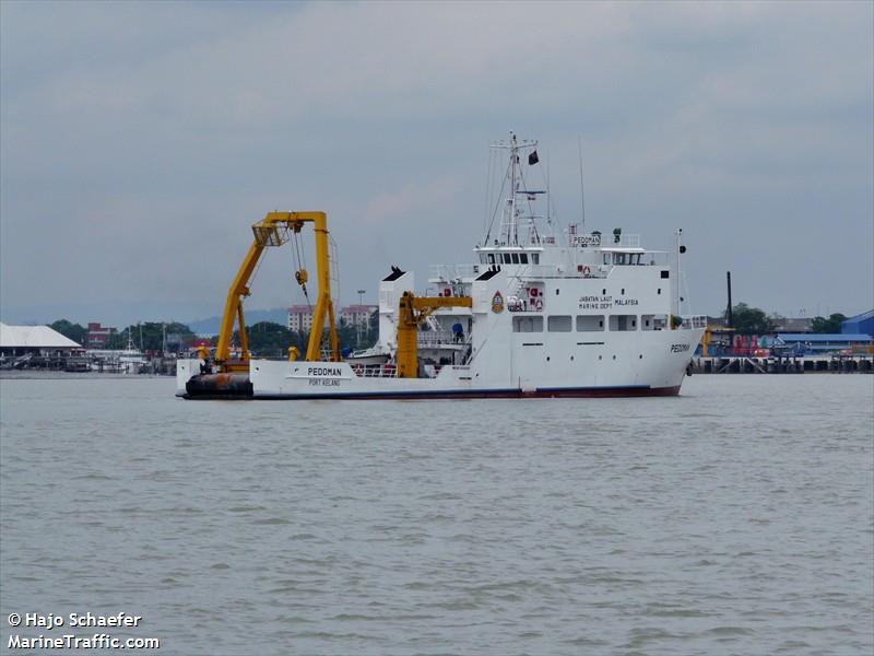 pedoman (Buoy/Lighthouse Vessel) - IMO 9258260, MMSI 533718000, Call Sign 9MES9 under the flag of Malaysia