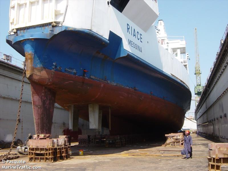 riace (Passenger/Ro-Ro Cargo Ship) - IMO 8200395, MMSI 247052800, Call Sign IBQS under the flag of Italy