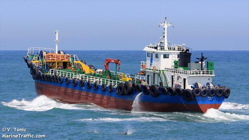 new dongsin (Tanker) - IMO , MMSI 440151030, Call Sign 120004 under the flag of Korea