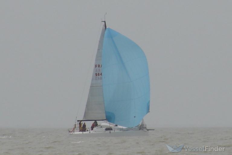 turn left (Sailing vessel) - IMO , MMSI 227991520 under the flag of France