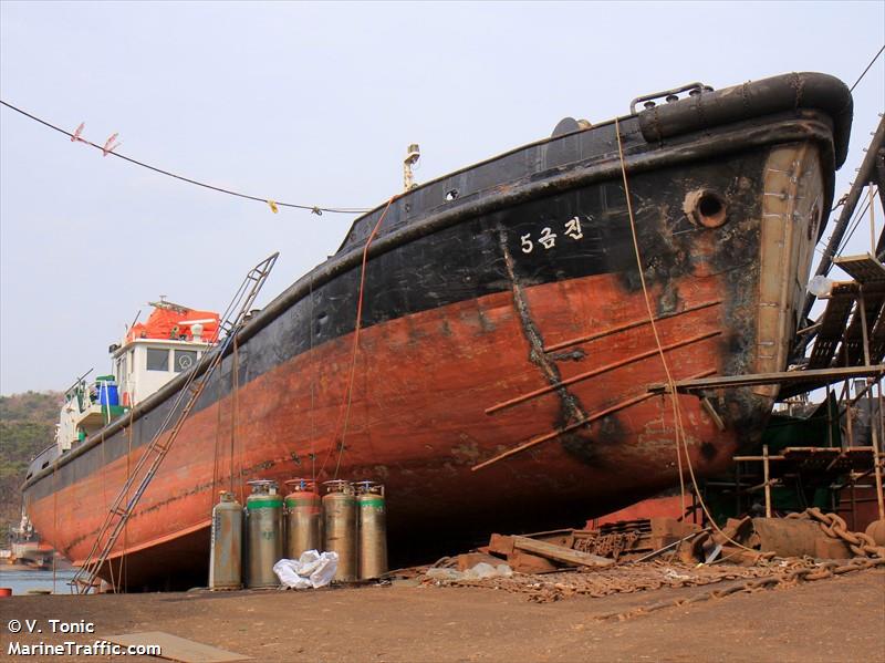 5 keum jin (Tanker) - IMO , MMSI 440047430, Call Sign 100583 under the flag of Korea