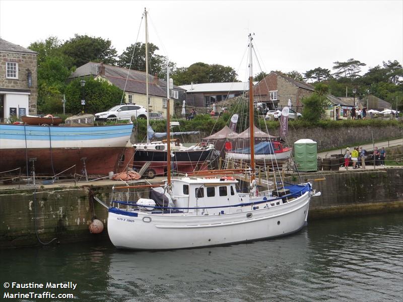 halcyon of eyemouth (-) - IMO , MMSI 235054082, Call Sign 2QWQ7 under the flag of United Kingdom (UK)