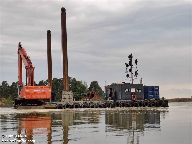 vesi (Dredging or UW ops) - IMO , MMSI 230136340, Call Sign OG9185 under the flag of Finland