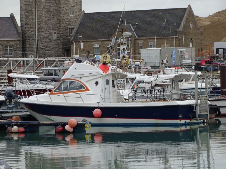 oberon (Diving ops) - IMO , MMSI 235117275 under the flag of United Kingdom (UK)