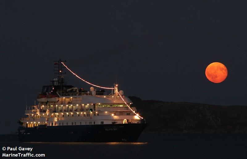 island sky (Passenger (Cruise) Ship) - IMO 8802894, MMSI 311743000, Call Sign C6TQ2 under the flag of Bahamas