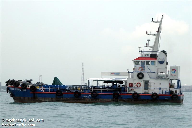 marine protector (Bunkering Tanker) - IMO 8814110, MMSI 563846000, Call Sign 9V3432 under the flag of Singapore