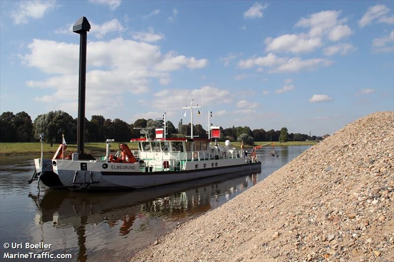 elbegrund (Dredging or UW ops) - IMO , MMSI 211470570, Call Sign DC 3155 under the flag of Germany