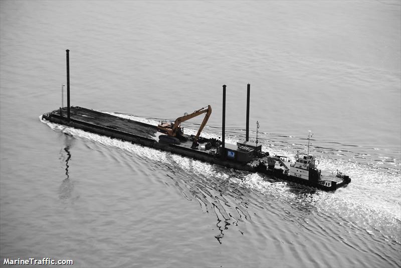 aarsleff barge 104 (Dredging or UW ops) - IMO , MMSI 219003121, Call Sign OU8288 under the flag of Denmark