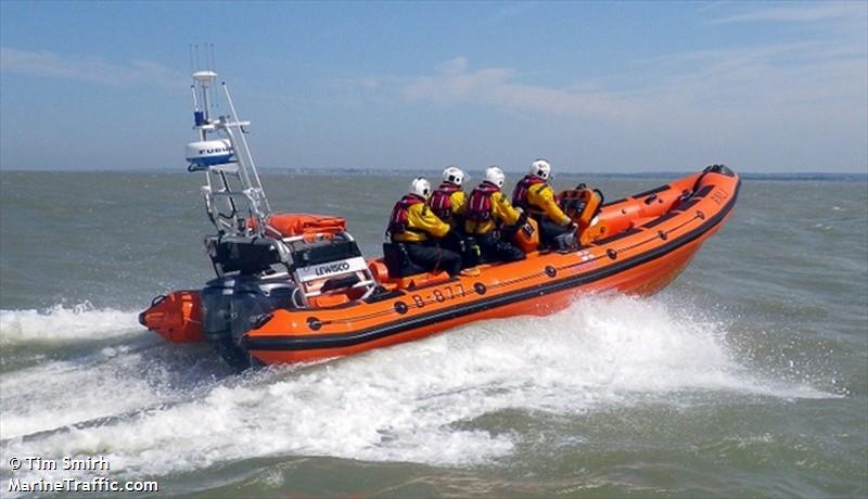 rnli lifeboat b-877 (SAR) - IMO , MMSI 235105953 under the flag of United Kingdom (UK)