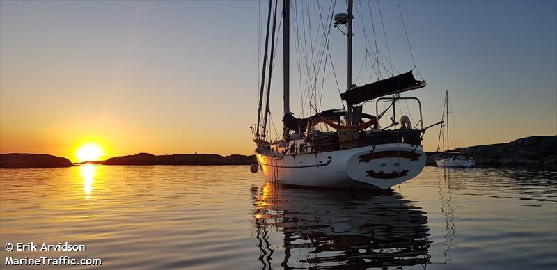full moon (Pleasure craft) - IMO , MMSI 265751580, Call Sign SLXB under the flag of Sweden
