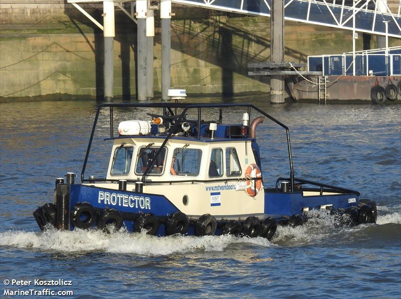 protector (Tug) - IMO , MMSI 235040606, Call Sign MZCY7 under the flag of United Kingdom (UK)