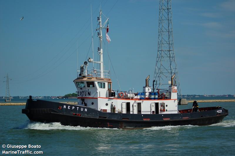 neptun (Tug) - IMO 7330650, MMSI 247004900, Call Sign INEI2 under the flag of Italy