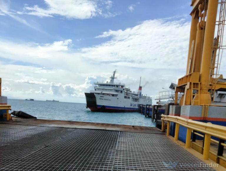 km. farina nusantara (Passenger/Ro-Ro Cargo Ship) - IMO 7116054, MMSI 525002068, Call Sign YHEY under the flag of Indonesia