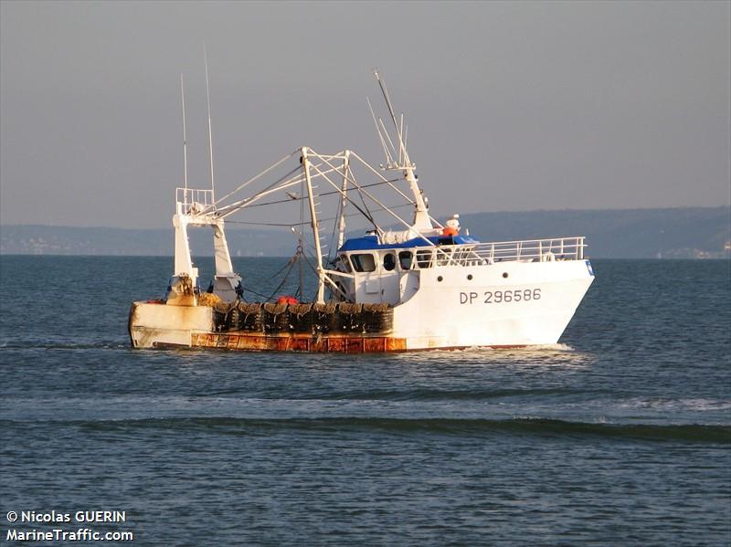 fv crin blanc (Fishing vessel) - IMO , MMSI 227300430 under the flag of France