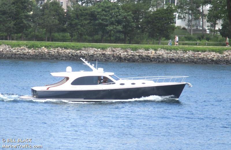 on the rocks (Pleasure craft) - IMO , MMSI 338303592 under the flag of USA