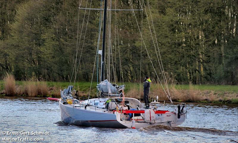 red (Sailing vessel) - IMO , MMSI 211551830, Call Sign DB3500 under the flag of Germany