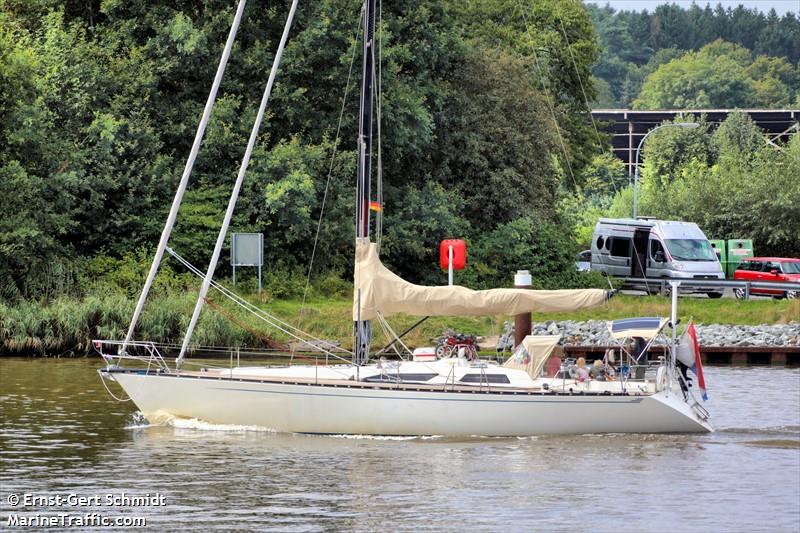 green light (Pleasure craft) - IMO , MMSI 244870998, Call Sign PC2486 under the flag of Netherlands