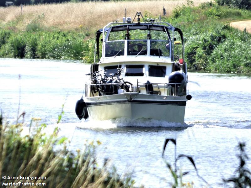 white pearl (Pleasure craft) - IMO , MMSI 211688220, Call Sign DB4930 under the flag of Germany