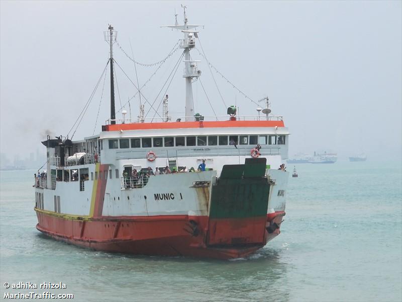 kmp.munic 1 (Passenger/Ro-Ro Cargo Ship) - IMO 8614974, MMSI 525005099, Call Sign YDNR under the flag of Indonesia