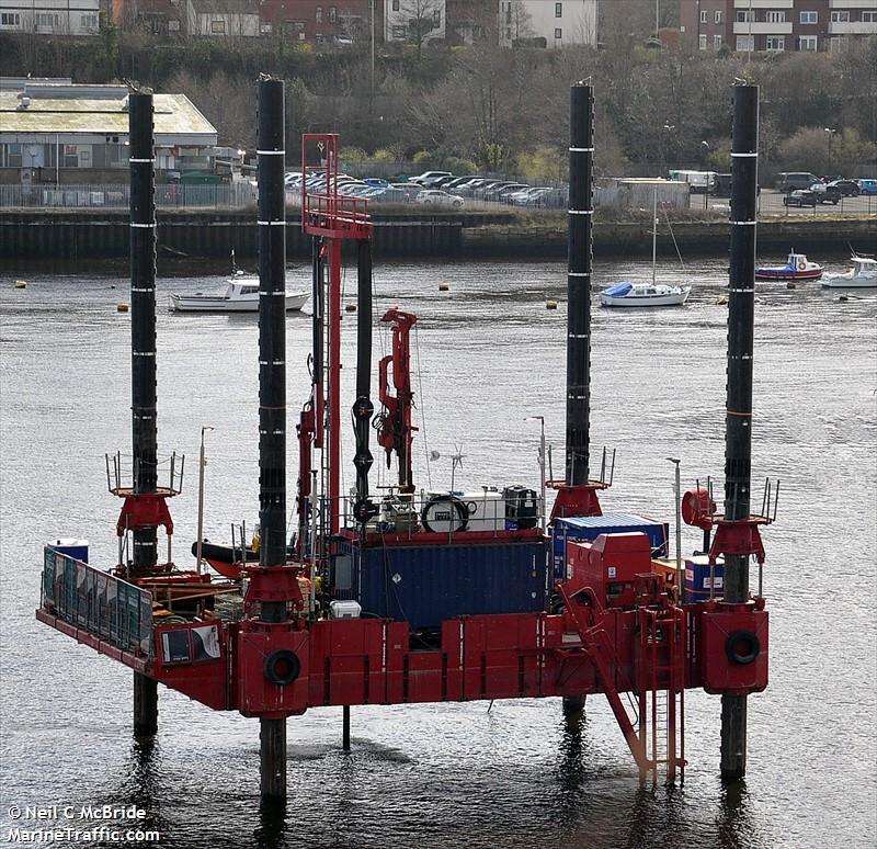 skate 3e (Dredging or UW ops) - IMO , MMSI 375285000, Call Sign J8B5005 under the flag of St Vincent & Grenadines