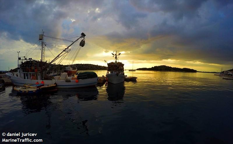 hlap (Fishing vessel) - IMO , MMSI 238957040, Call Sign 9AA6981 under the flag of Croatia
