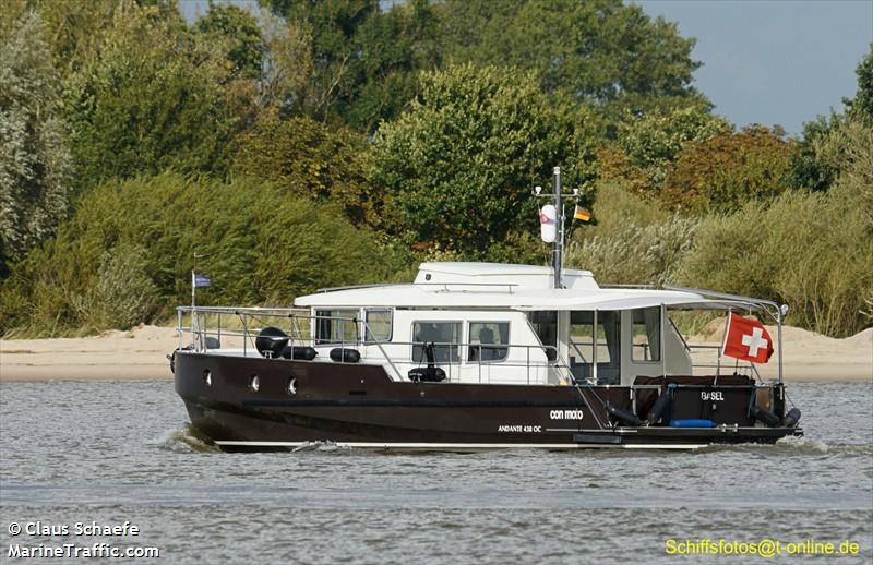 con moto (Pleasure craft) - IMO , MMSI 269111000, Call Sign HE3566 under the flag of Switzerland