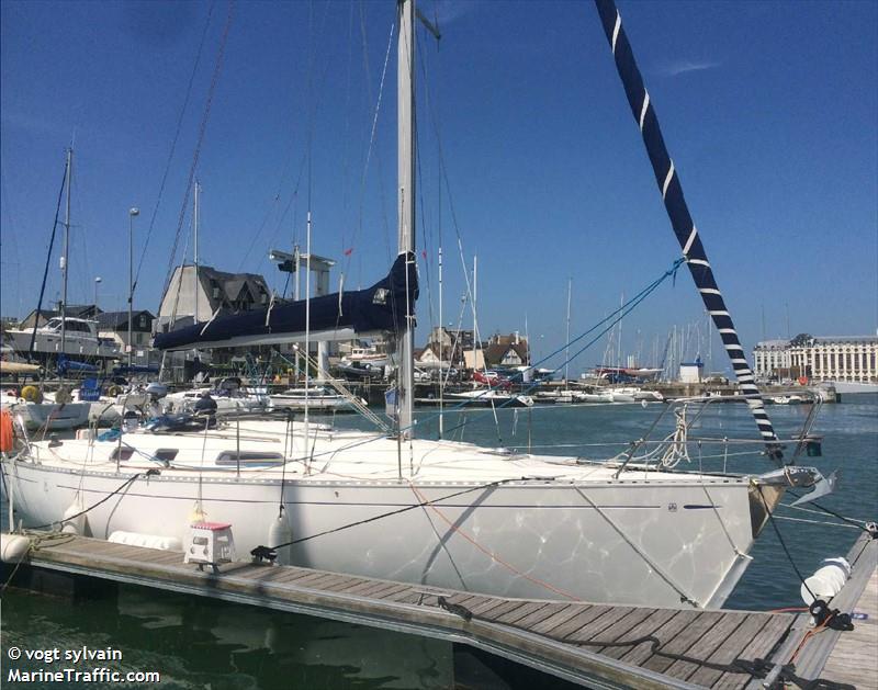 ad hoc (Sailing vessel) - IMO , MMSI 227032750, Call Sign FGG6142 under the flag of France