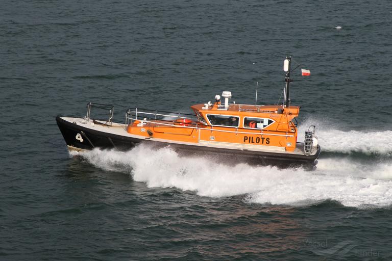 pilot boat 4 (Pilot) - IMO , MMSI 235021802, Call Sign ZQSA5 under the flag of United Kingdom (UK)