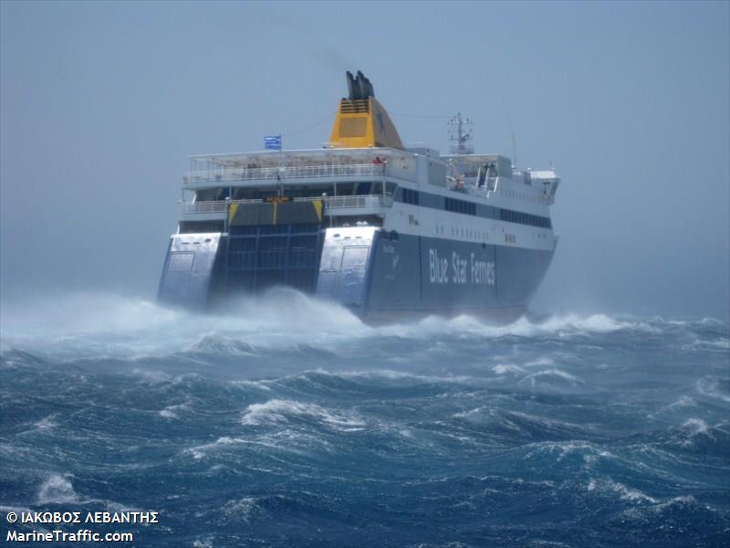 blue star naxos (Passenger/Ro-Ro Cargo Ship) - IMO 9241786, MMSI 239923000, Call Sign SZUI under the flag of Greece