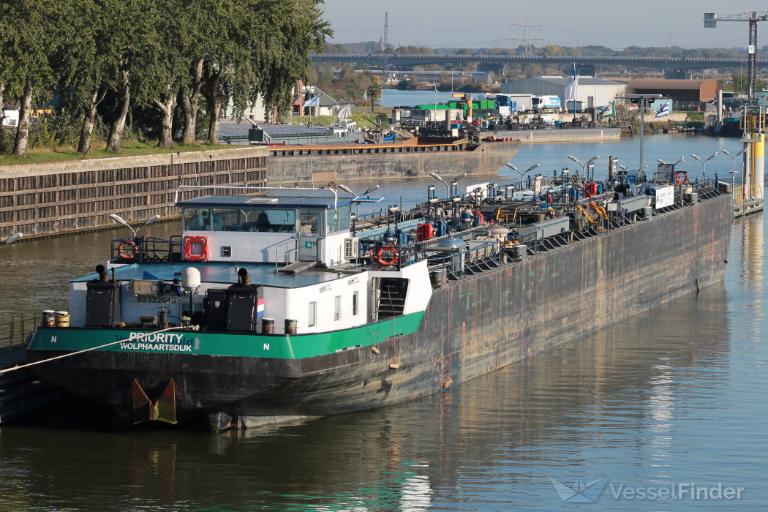 von humboldt (Tanker) - IMO , MMSI 244660392, Call Sign PE 2537 under the flag of Netherlands