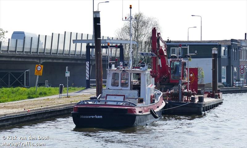 maaswerken (Dredging or UW ops) - IMO , MMSI 244700625, Call Sign PG7595 under the flag of Netherlands