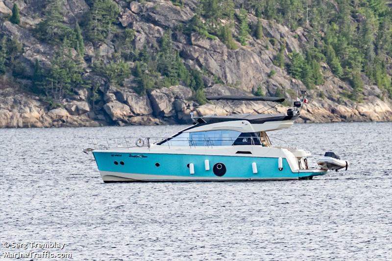 dauphin blanc (Pleasure craft) - IMO , MMSI 316029892 under the flag of Canada