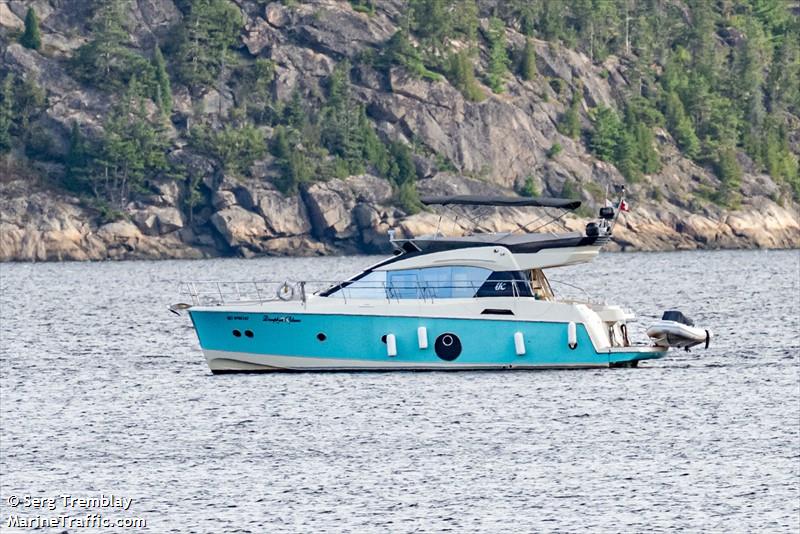 dauphin blanc (-) - IMO , MMSI 316029892 under the flag of Canada