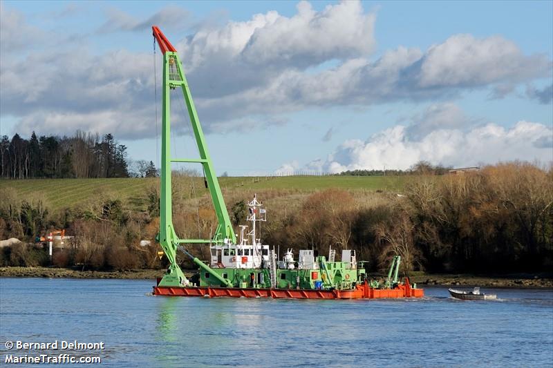 bigue brotonne (Dredging or UW ops) - IMO , MMSI 227723070, Call Sign FH3766 under the flag of France