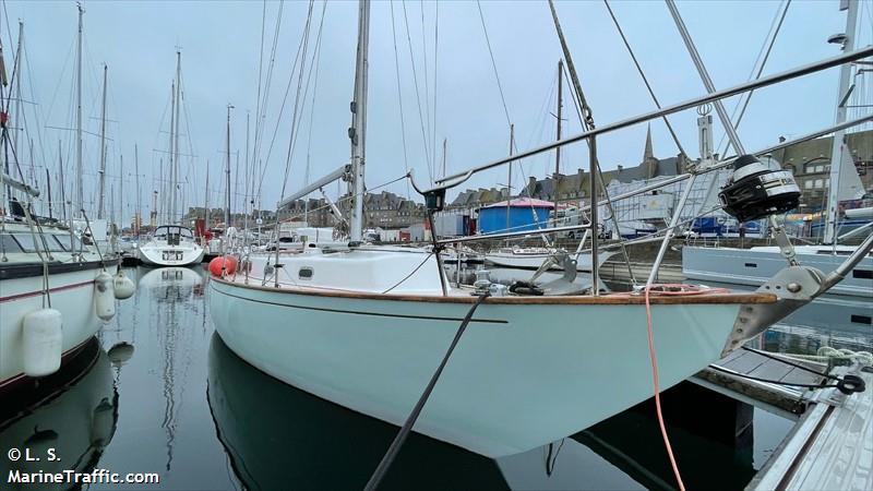 white knight (Sailing vessel) - IMO , MMSI 227432470, Call Sign FAD8071 under the flag of France