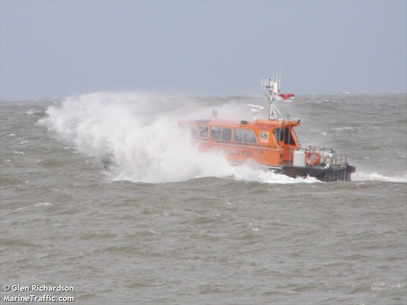p.v.estuary leader (Pilot) - IMO , MMSI 235004471, Call Sign MPPK4 under the flag of United Kingdom (UK)