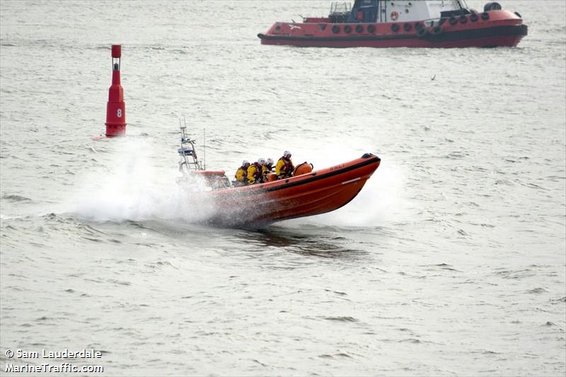 rnli lifeboat b-858 (SAR) - IMO , MMSI 235090696 under the flag of United Kingdom (UK)