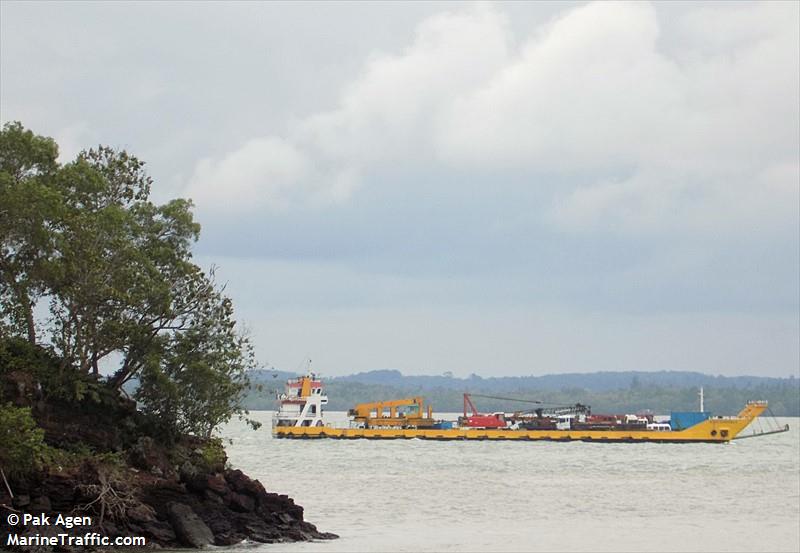 lct.delapan sembilan (Landing Craft) - IMO 9574767, MMSI 525018201, Call Sign PNEB under the flag of Indonesia