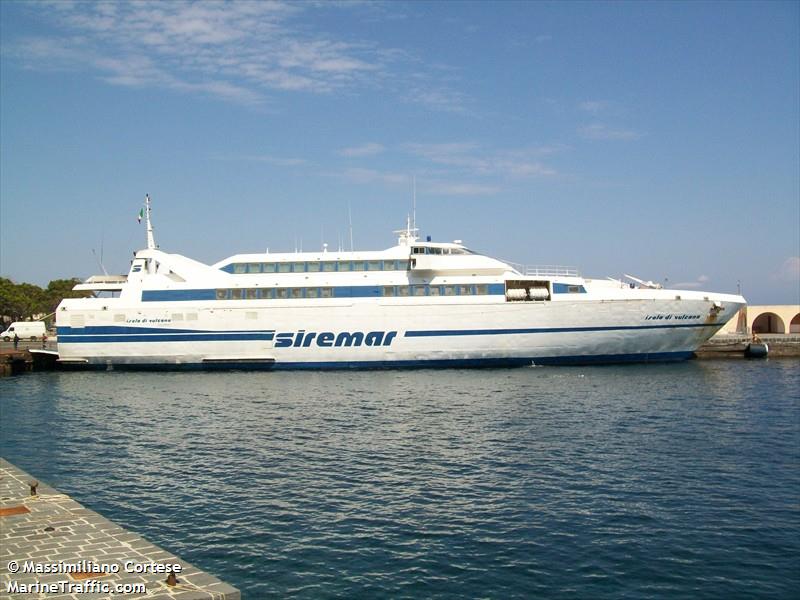 isola di vulcano (Passenger/Ro-Ro Cargo Ship) - IMO 9166194, MMSI 247492000, Call Sign IBAK under the flag of Italy
